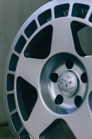 マック　17cm fifteen52 Turbomac 17X7.5 / 5x112 BP / 40mm ET / 66.56mm CB